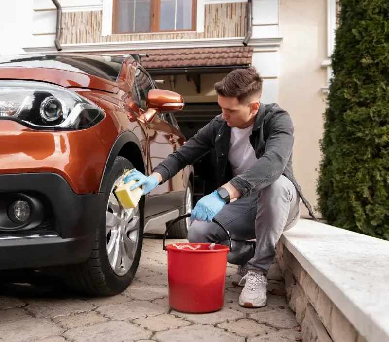 Lavage auto à domicile Le Château-d'Almenêches : professionnel intervenant sur un véhicule